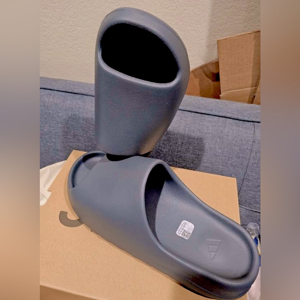 read bio and dm me b4 purchasing!!!! onyx yeezy slides 
4.5 kids - 13 men